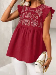 Detail van bordeauxrode blouse in etnische stijl met borduursel en fladder mouwen