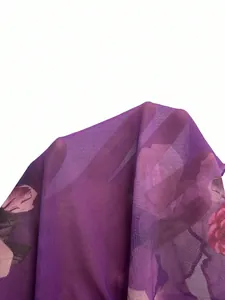Primo piano del tessuto a rete floreale viola che mostra trama e trasparenza sottile.