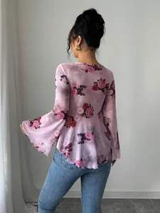 Vista posteriore dettagliata di una camicetta a rete rosa con fiori in stile francese