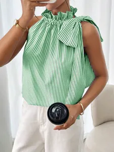 Detail van groen gestreepte mouwloze blouse met een geplooide hoge kraag en strikje