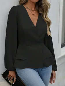 Details der eleganten schwarzen Schößchenbluse mit V-Ausschnitt und schmaler Passform