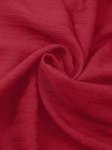 Detail van de wijnrode getextureerde stof die de details van de materiaalkwaliteit toont