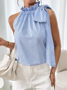 Gedetailleerde weergave van een blauw-wit gestreepte mouwloze top met hoge hals en strik.