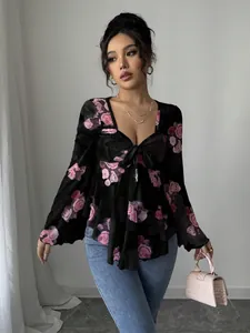 Dettaglio elegante di una camicia a fiori in stile francese con scollo quadrato e fiocco frontale