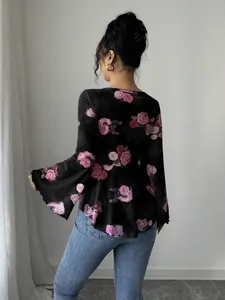 Vista posteriore di un'elegante camicetta a maniche lunghe con stampa floreale rosa