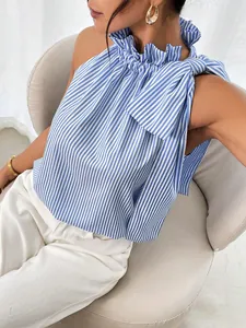 Detail van blauw gestreepte mouwloze top met ruffelhals en strik op de schouder
