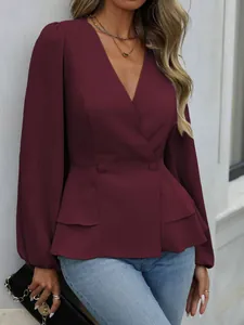 Elegante burgunderrote Schößchenbluse mit V-Ausschnitt, Puffärmeln und Doppelreiher