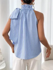 Achteraanzicht van een blauw-wit gestreepte mouwloze top met ruffelhals en strikdetail.