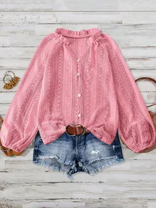 Vue détaillée montrant la texture complexe de la dentelle rose évidée sur cette chemise
