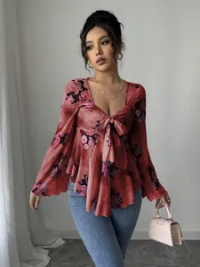 Dettaglio di camicia a fiori francese con laccetto, scollo quadrato e maniche lunghe