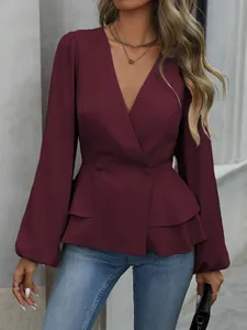 Elegante burgunderrote Wickelbluse mit V-Ausschnitt und gestuftem Schößchensaum.