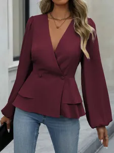 Elegante weinrote Schößchenbluse mit tiefem V-Ausschnitt und Puffärmeln im Detail
