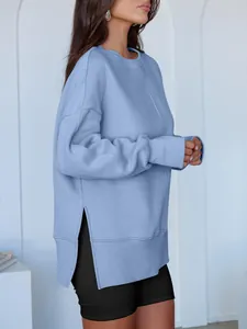 Detaillierte Seitenansicht eines hellblauen Oversize-Sweatshirts mit trendigem Seitenschlitz