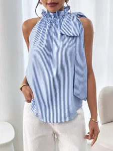 Detail van blauw-wit gestreepte mouwloze top met ruches bij de hals en een strikje