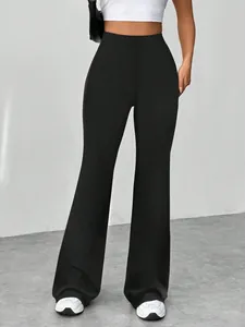 Μαύρο καμπάνα παντελόνι με ψηλή μέση, λευκό crop top και αθλητικά παπούτσια