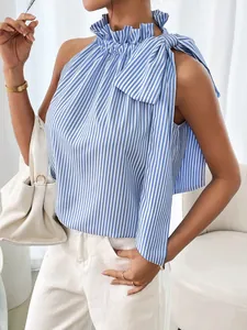 Detail van blauw gestreepte mouwloze top met ruffelhals en schouderstrik