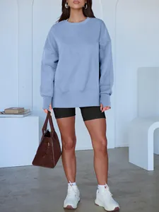 Ganzkörper-Lifestyle-Ansicht eines Models in einem hellblauen Oversize-Crewneck-Sweatshirt.