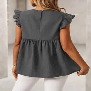 Elegante achterkant van een grijze blouse met vlindermouwen en een geplooide zoom