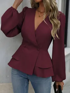Nahaufnahme der weinroten Slim-Fit-Schößchenbluse im französischen Stil mit Puffärmeln