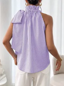 Achteraanzicht van de gestreepte mouwloze top met een elegante ruffelhals en strik