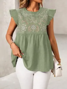Detail van olijfgroene etnisch geborduurde blouse met elegante vlindermouwen