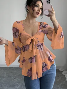 Dettaglio della camicia floreale stile francese con scollo a cuore e lacci anteriori