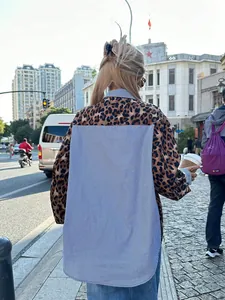 Πίσω όψη ενός μοντέρνου πουκάμισου με λεοπάρ σχέδιο και μπλε ριγέ patchwork λεπτομέρεια