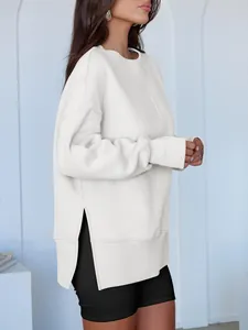 Vue latérale d'un sweat-shirt blanc oversize à col rond avec fentes latérales pour femme
