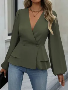 Vorderansicht einer eleganten olivgrünen Peplum-Bluse mit V-Ausschnitt und Rüschensaum