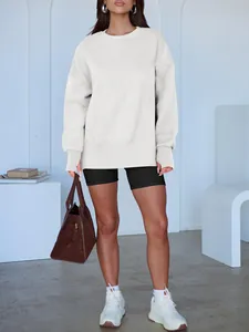 Vue en pied d'un mannequin portant un sweat-shirt blanc surdimensionné et minimaliste