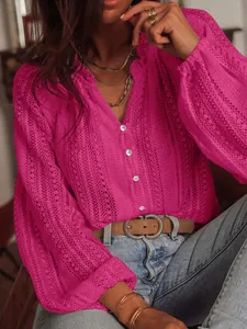 Détail d'une chemise rose en dentelle creuse à col en V avec un design boutonné chic