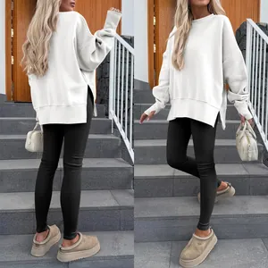 Sweat-shirt blanc surdimensionné à col rond avec fentes latérales pour un look décontracté