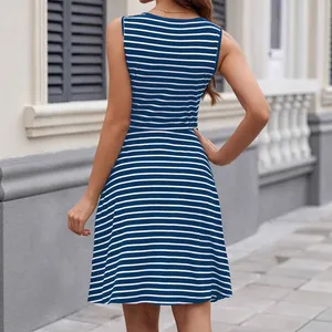 Eleganter blau-weiß gestreifter ärmelloser Midikleid mit Rundhalsausschnitt und Falten an der Taille