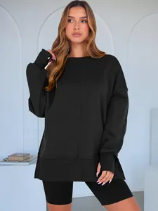 Détail du sweat-shirt noir oversize à col rond avec couture centrale et bords-côtes