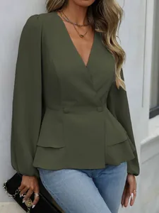 Detailansicht der olivgrünen Schößchenbluse mit V-Ausschnitt und eleganter Taille