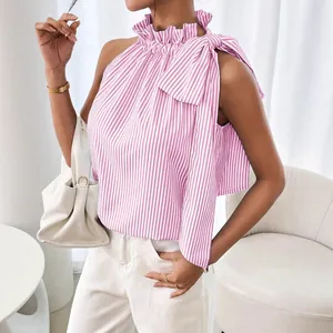 Elegante roze en wit gestreepte mouwloze top met ruffelhals en strik op de schouder