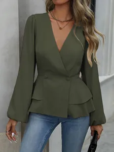 Elegante olivgrüne Schößchenbluse mit V-Ausschnitt und Rüschensaum.