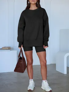 Ensemble décontracté deux pièces avec sweat à col rond noir et short de cycliste assorti
