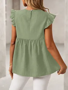 Gedetailleerd achteraanzicht van een groene blouse met vlindermouwen en textuur