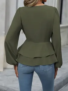 Detaillierte Rückansicht einer eleganten olivgrünen Schößchenbluse mit Rüschensaum