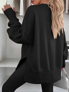 Vue arrière d'un sweat-shirt noir oversize pour femme avec une fente latérale élégante