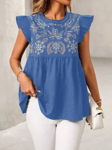 Detail van blauwe geborduurde blouse voor dames met stijlvolle vlindermouwen