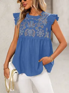 Detailopname van blauwe etnische geborduurde blouse met hippe vlindermouwen