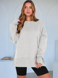 Détail d'un sweat-shirt gris clair surdimensionné à col rond avec des fentes latérales stylées