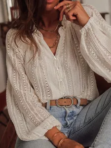 Détail macro d'une élégante chemise en dentelle blanche avec col en V et boutons à boutonnage simple