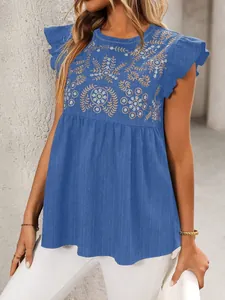 Detailoverzicht van blauwe etnisch geborduurde blouse met vlindermouwen en pasvorm.