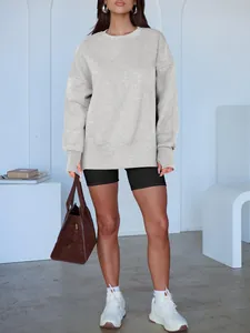 Sweatshirt gris oversize à la mode pour femme avec col rond dans un décor décontracté