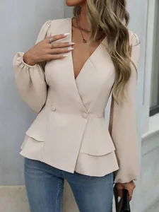 Detailansicht einer beige farbenen Bluse mit Schößchen, V-Ausschnitt und Rüschen.