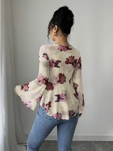 Vista posteriore di una camicetta a fiori in stile francese con orlo svasato e maniche