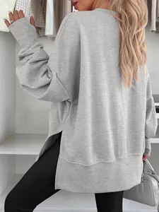 Vue arrière d'un sweat gris oversize à col rond avec une fente latérale élégante.